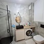 Apartman Mieszkanie 46m2 - 2 Pokojowe Z Ogrodkiem , Wifi , Bezplatny Parking Nr 126, Szybkie Polaczenie Z Lotniskiem, Autobus 120