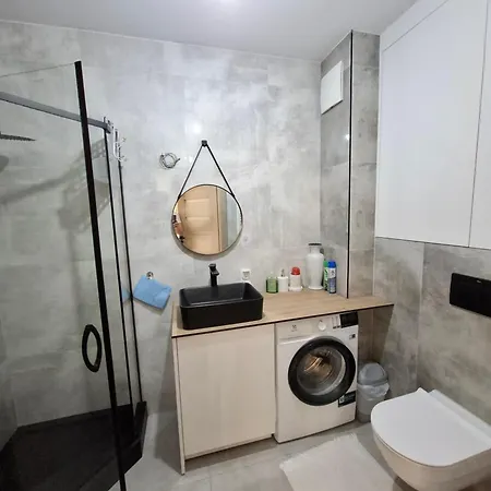 Appartamento Mieszkanie 46m2 - 2 Pokojowe Z Ogrodkiem , Wifi , Bezplatny Parking Nr 126, Szybkie Polaczenie Z Lotniskiem, Autobus 120
