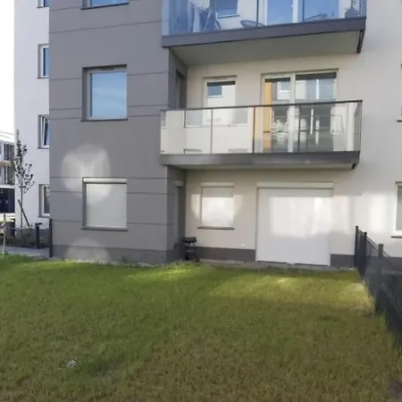 דירה Mieszkanie 46m2 - 2 Pokojowe Z Ogrodkiem , Wifi , Bezplatny Parking Nr 126, Szybkie Polaczenie Z Lotniskiem, Autobus 120 *