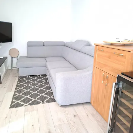 Mieszkanie 46m2 - 2 Pokojowe Z Ogrodkiem , Wifi , Bezplatny Parking Nr 126, Szybkie Polaczenie Z Lotniskiem, Autobus 120