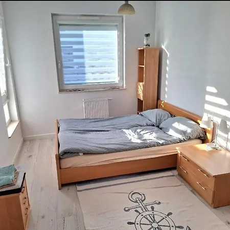 Mieszkanie 46m2 - 2 Pokojowe Z Ogrodkiem , Wifi , Bezplatny Parking Nr 126, Szybkie Polaczenie Z Lotniskiem, Autobus 120 דירה *