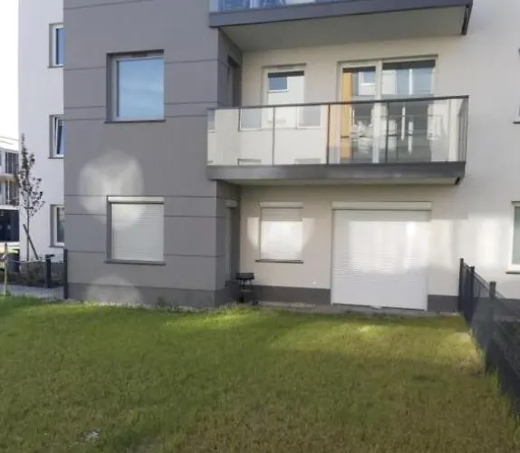 アパート Mieszkanie 46m2 - 2 Pokojowe Z Ogrodkiem , Wifi , Bezplatny Parking Nr 126, Szybkie Polaczenie Z Lotniskiem, Autobus 120 *