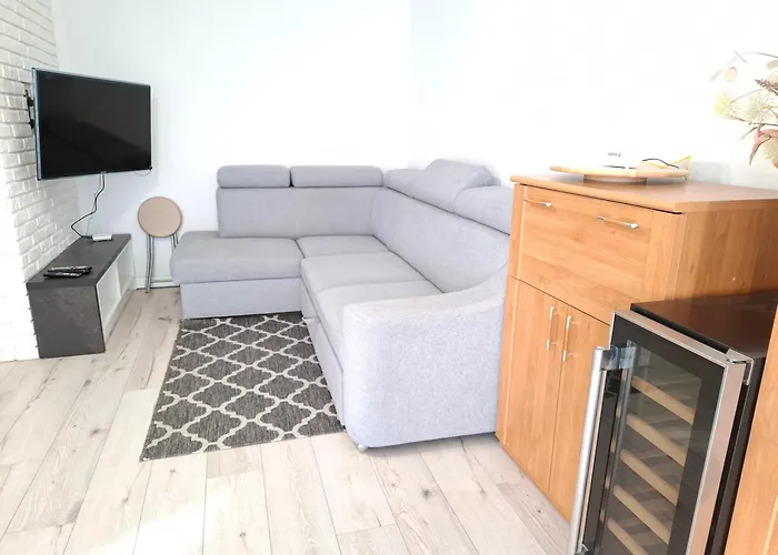 Mieszkanie 46m2 - 2 Pokojowe Z Ogrodkiem , Wifi , Bezplatny Parking Nr 126, Szybkie Polaczenie Z Lotniskiem, Autobus 120