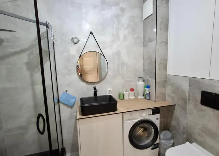 شقة Mieszkanie 46m2 - 2 Pokojowe Z Ogrodkiem , Wifi , Bezplatny Parking Nr 126, Szybkie Polaczenie Z Lotniskiem, Autobus 120